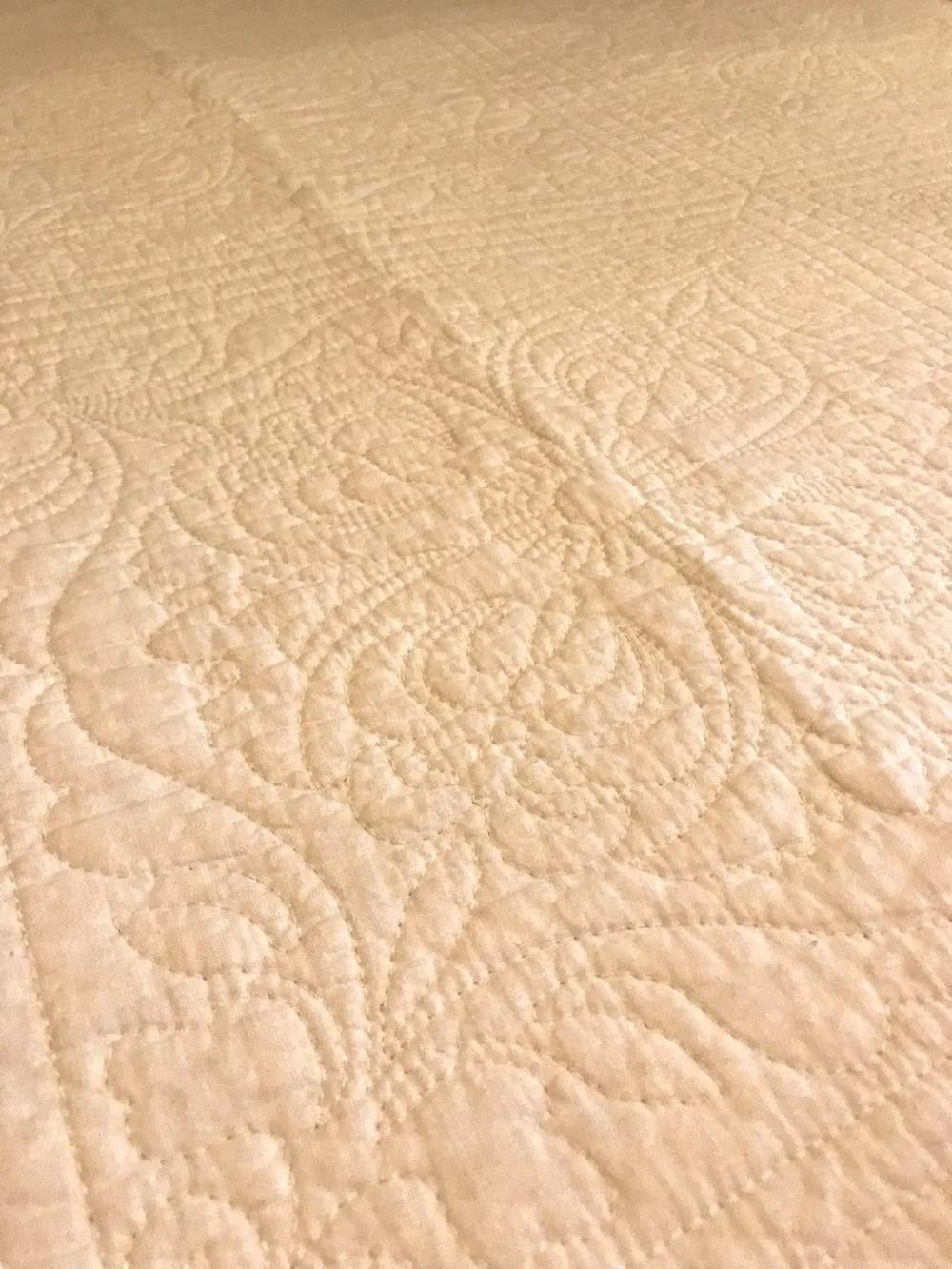 Classic White Quilted Bedspread with Pillow Shams